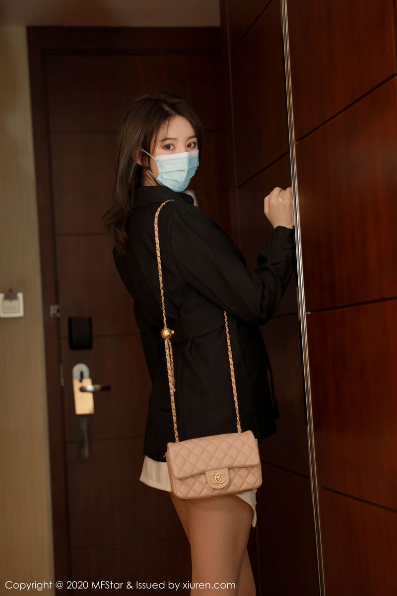 [MFStar模范学院] 美女模特yoo优优口罩遮面&纤纤细腿性感私房写真 Vol.333