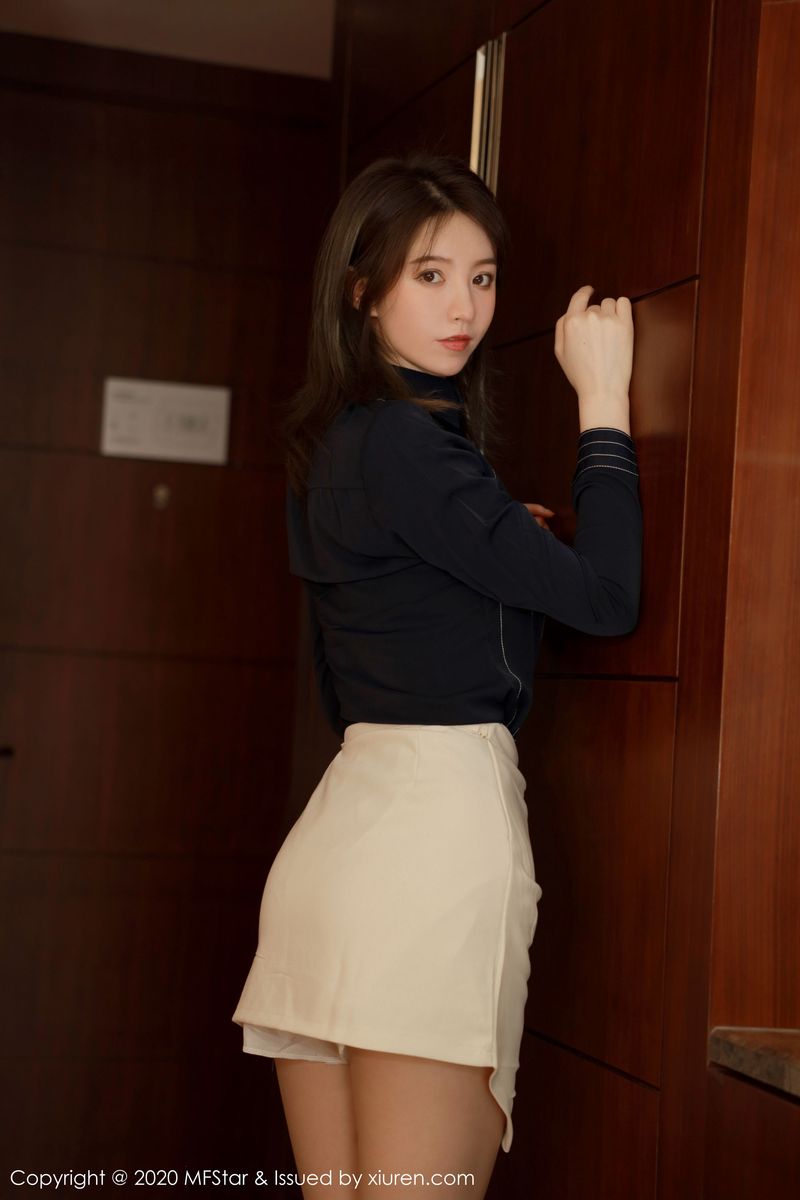 [MFStar模范学院] 美女模特yoo优优口罩遮面&纤纤细腿性感私房写真 Vol.333