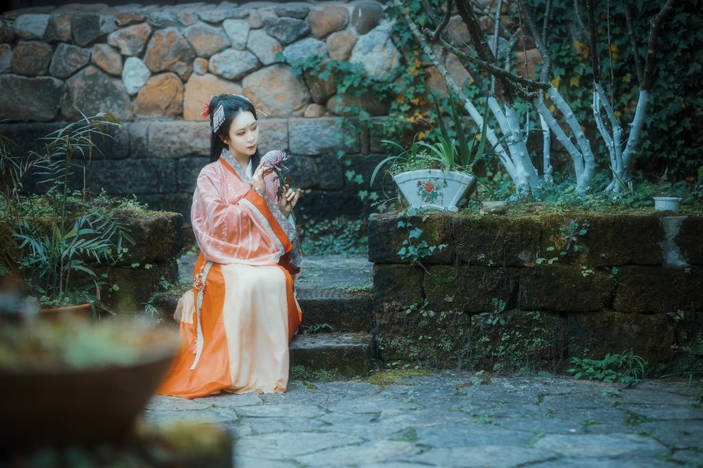 古装美女俏丽容貌婀娜身姿写真