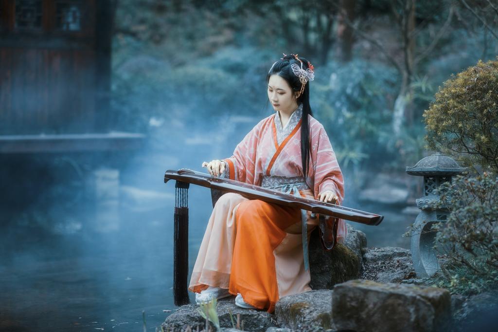 古装美女俏丽容貌婀娜身姿写真