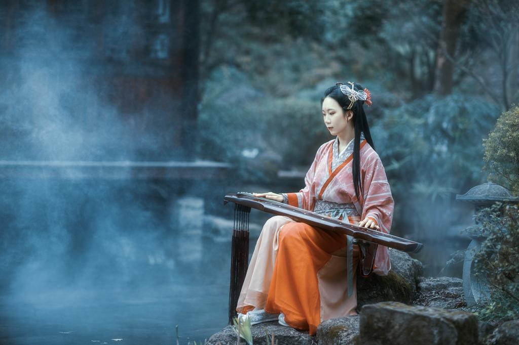 古装美女俏丽容貌婀娜身姿写真