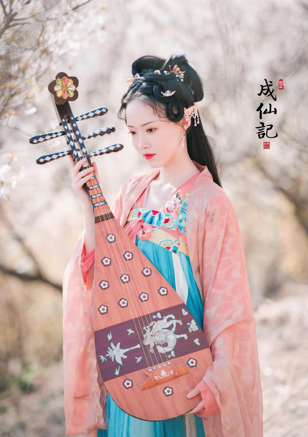 古装美女手撑纸伞漫步花野私拍