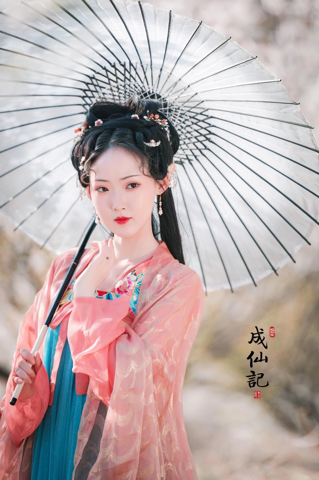 古装美女手撑纸伞漫步花野私拍