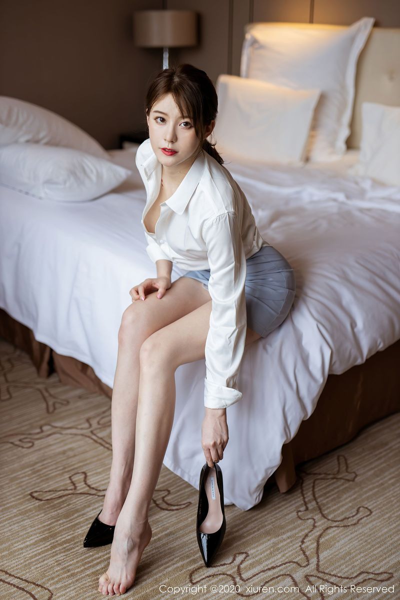 [XIUREN秀人网] 美女模特yoo优优白衬衫性感秘书装职场OL写真 No.2350