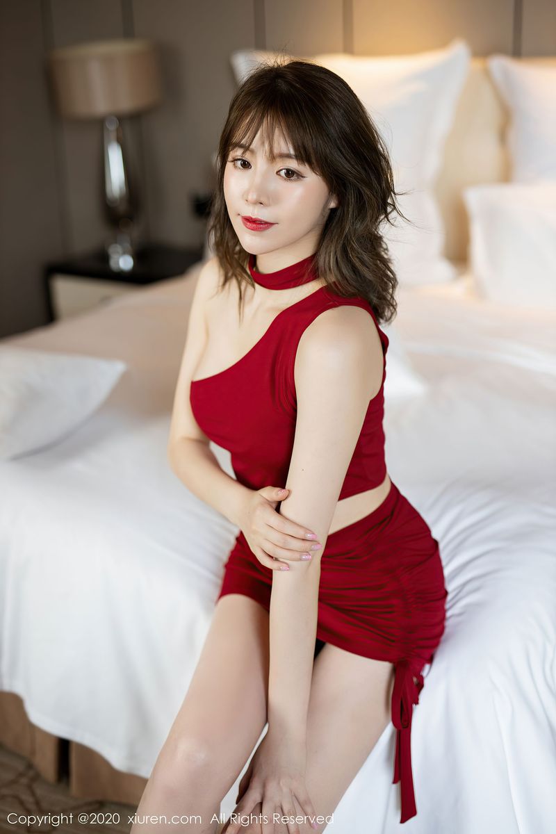 [XiuRen秀人网] 美女模特yoo优优 - 猩红短裙&丝袜美足私房写真 No.2428