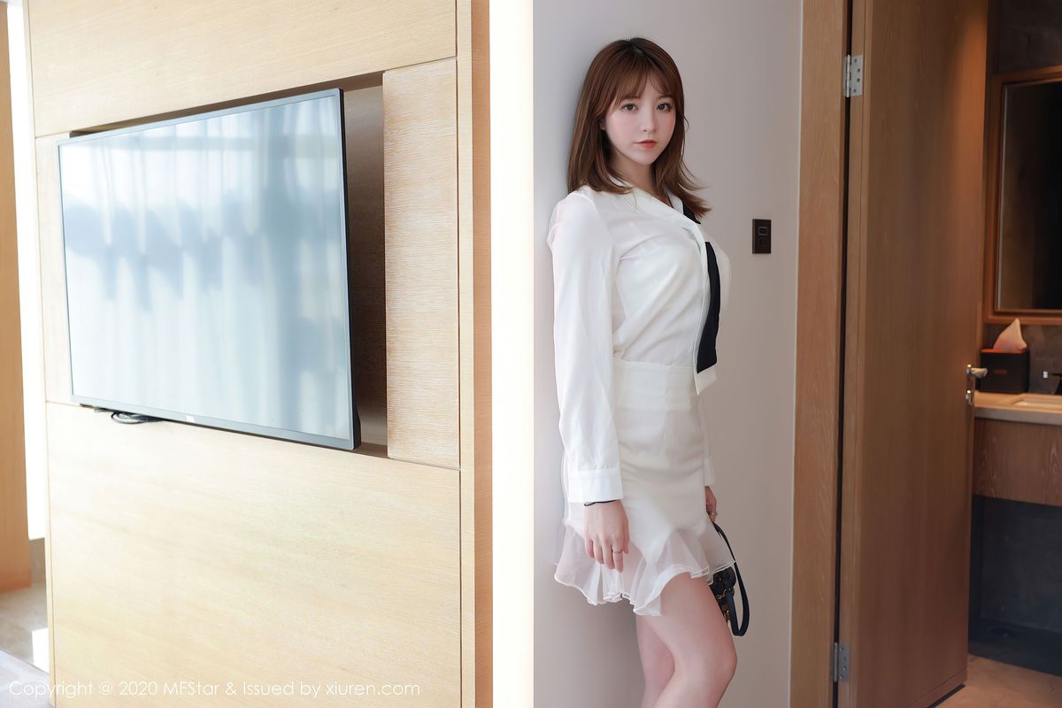 [MFStar模范学院] 美女模特yoo优优修长美腿&都市丽人系列四川旅拍 Vol.400