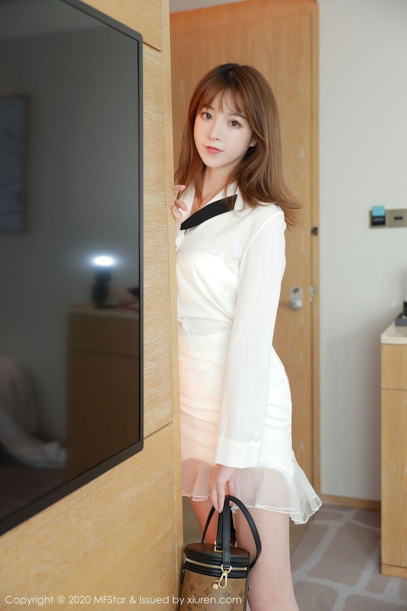 [MFStar模范学院] 美女模特yoo优优修长美腿&都市丽人系列四川旅拍 Vol.400