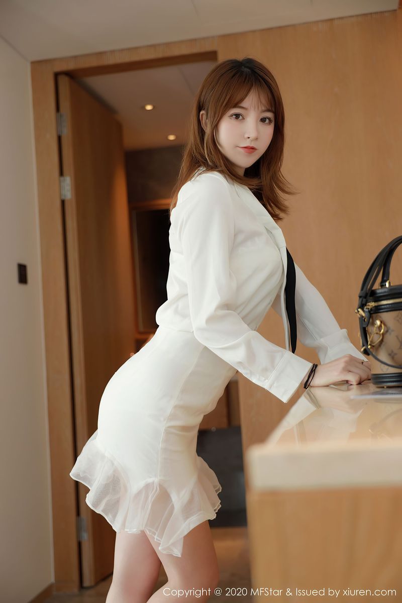 [MFStar模范学院] 美女模特yoo优优修长美腿&都市丽人系列四川旅拍 Vol.400