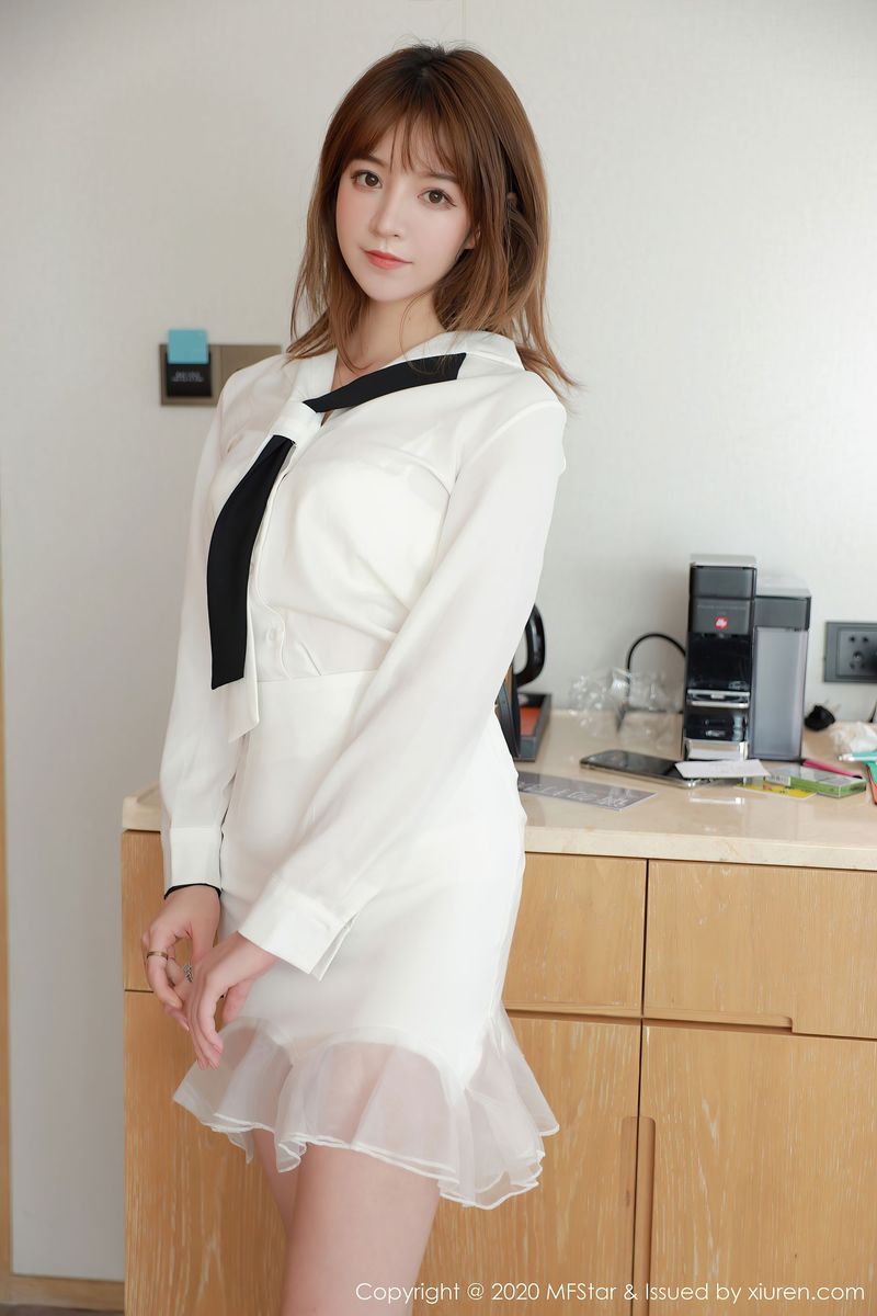 [MFStar模范学院] 美女模特yoo优优修长美腿&都市丽人系列四川旅拍 Vol.400