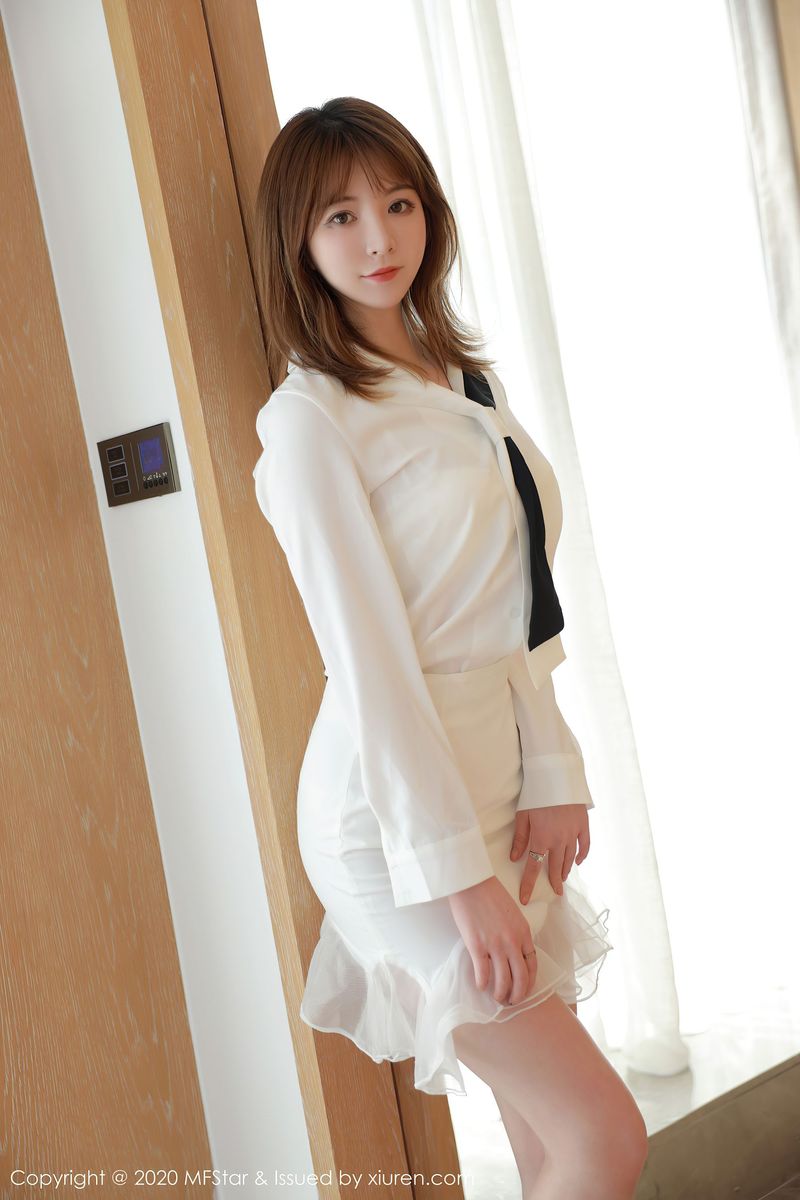 [MFStar模范学院] 美女模特yoo优优修长美腿&都市丽人系列四川旅拍 Vol.400