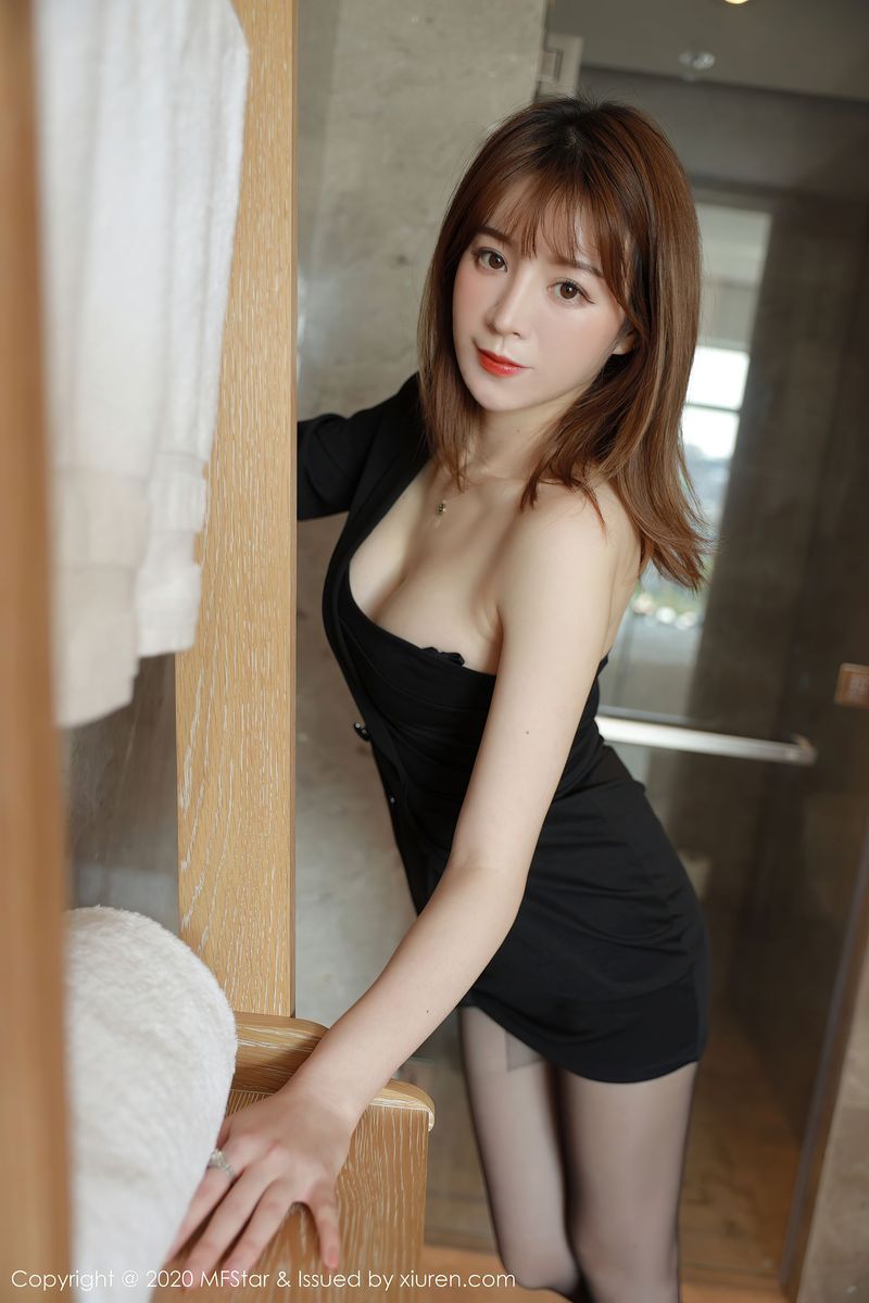 [MFStar模范学院] 美女模特yoo优优 - 抹胸礼裙与黑丝魅惑四川旅拍 Vol.405