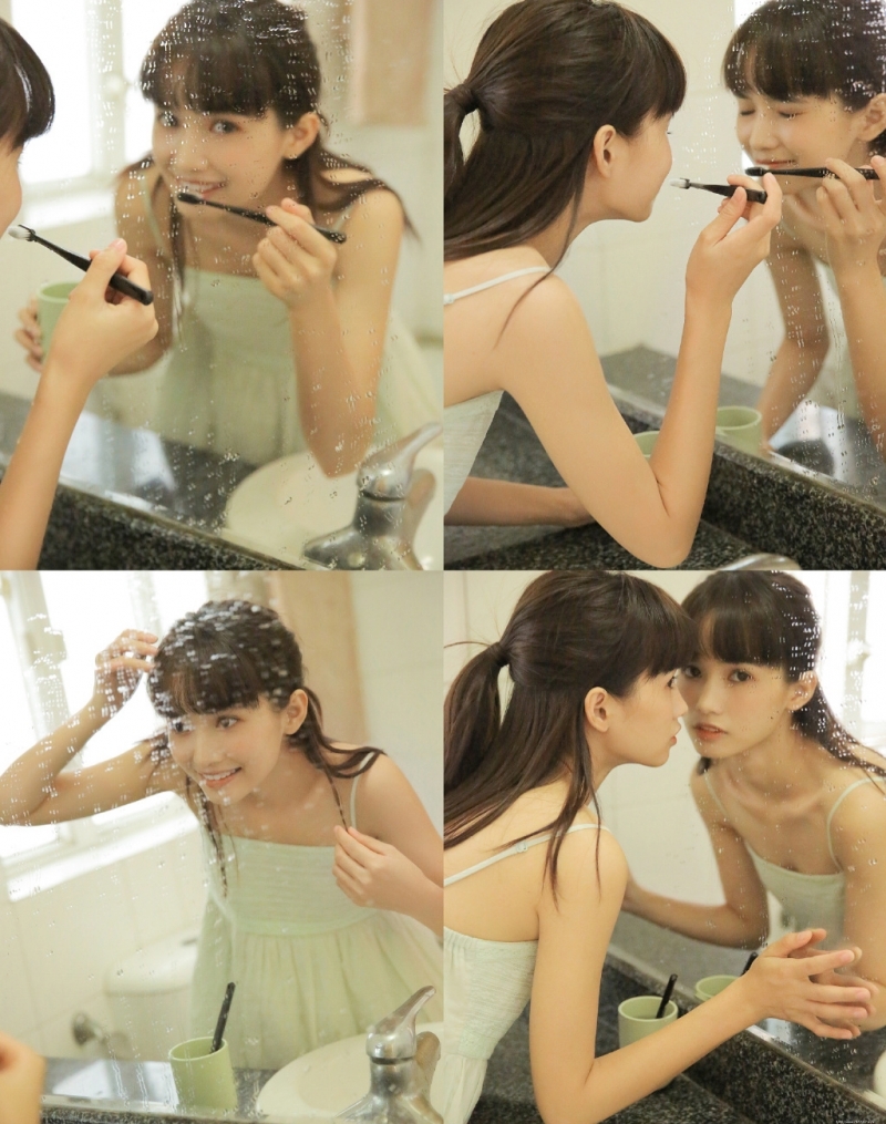 吊带短裙美女香肩美腿居家写真