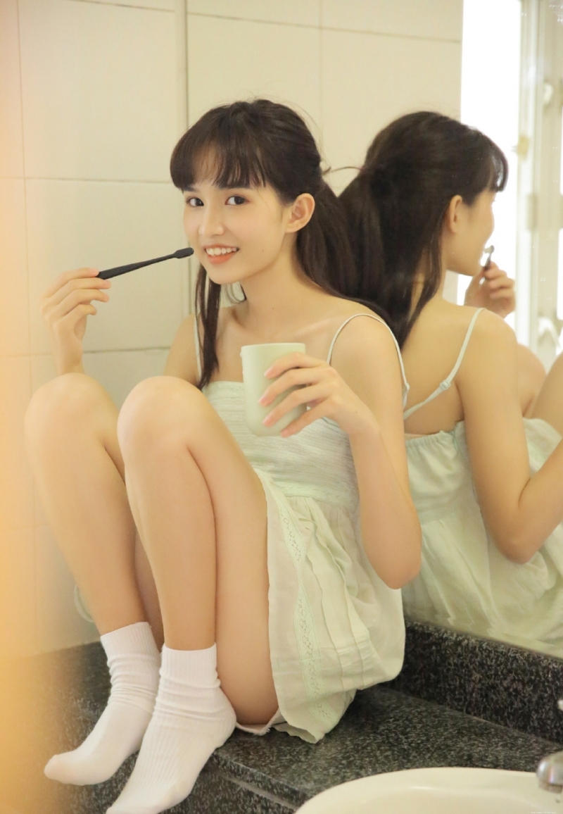 吊带短裙美女香肩美腿居家写真