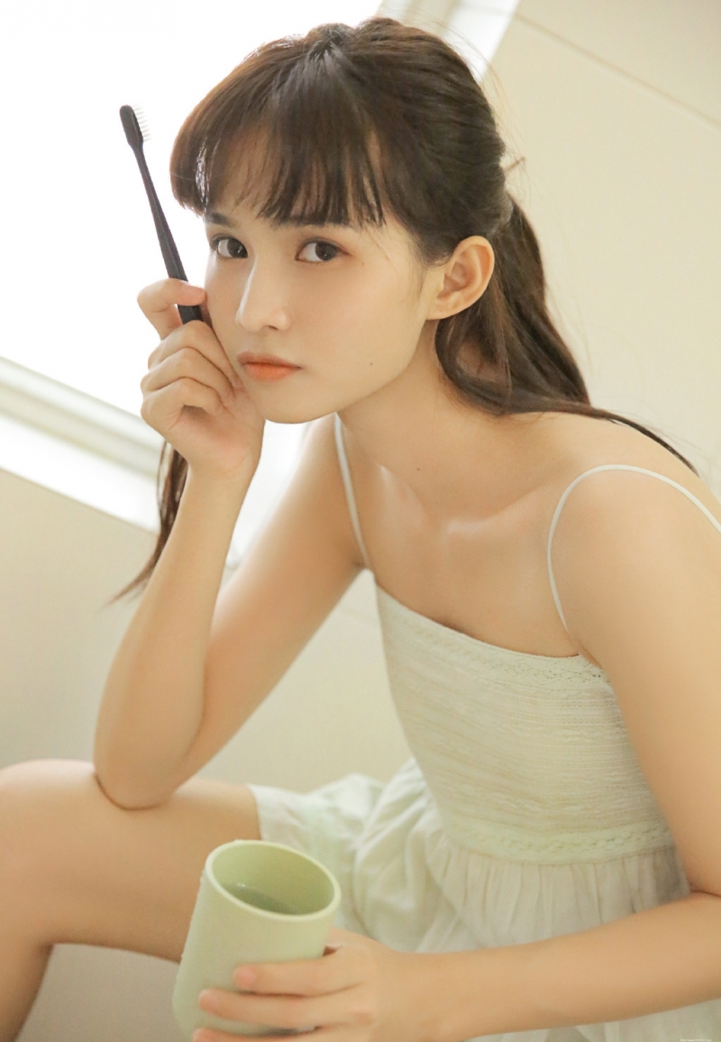 吊带短裙美女香肩美腿居家写真