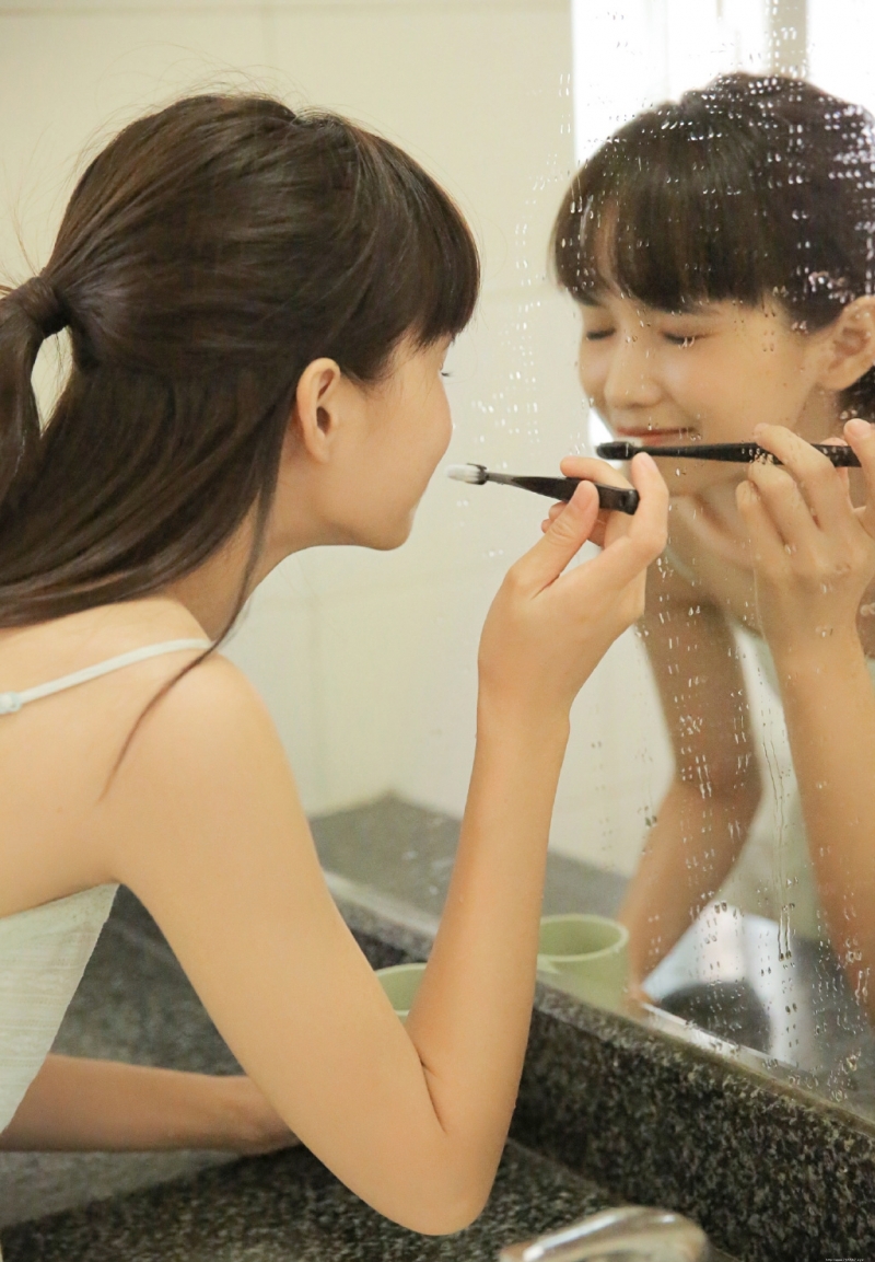 吊带短裙美女香肩美腿居家写真