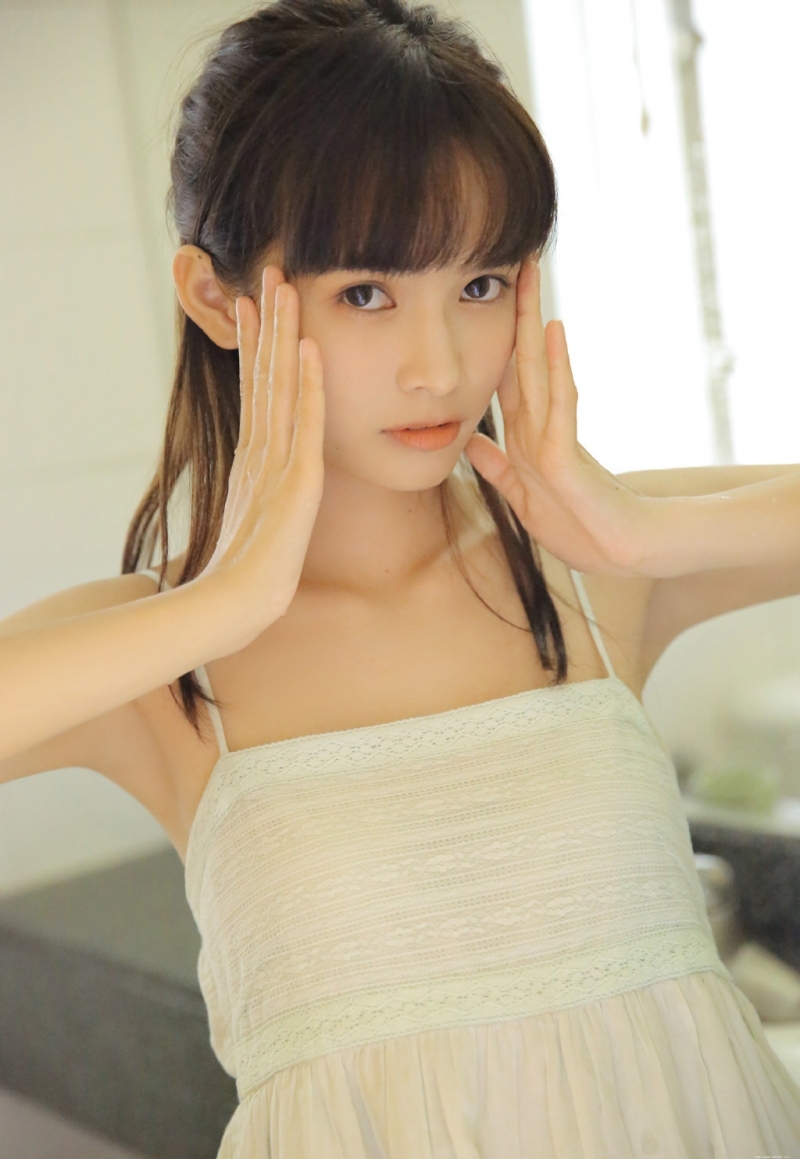 吊带短裙美女香肩美腿居家写真