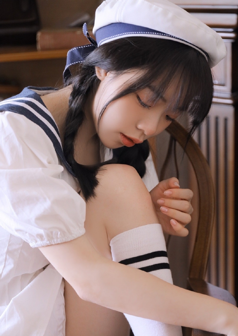 麻花辫学生妹海军制服居家写真