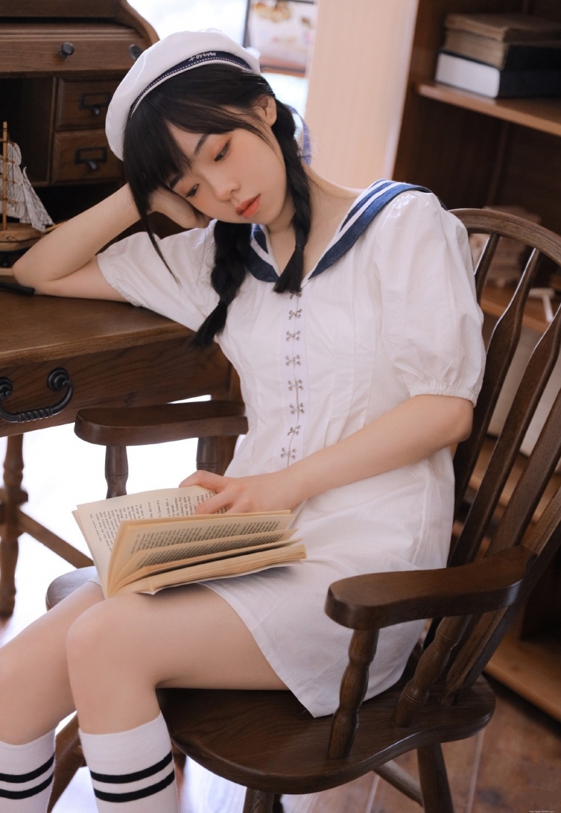 麻花辫学生妹海军制服居家写真