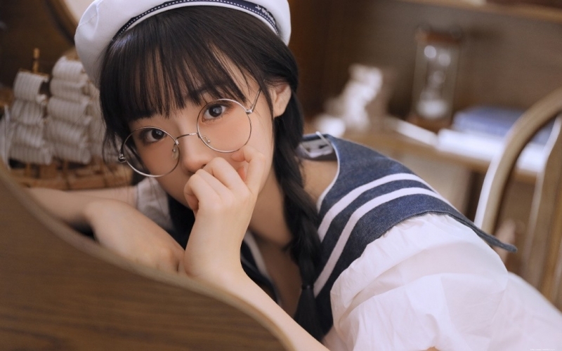 麻花辫学生妹海军制服居家写真
