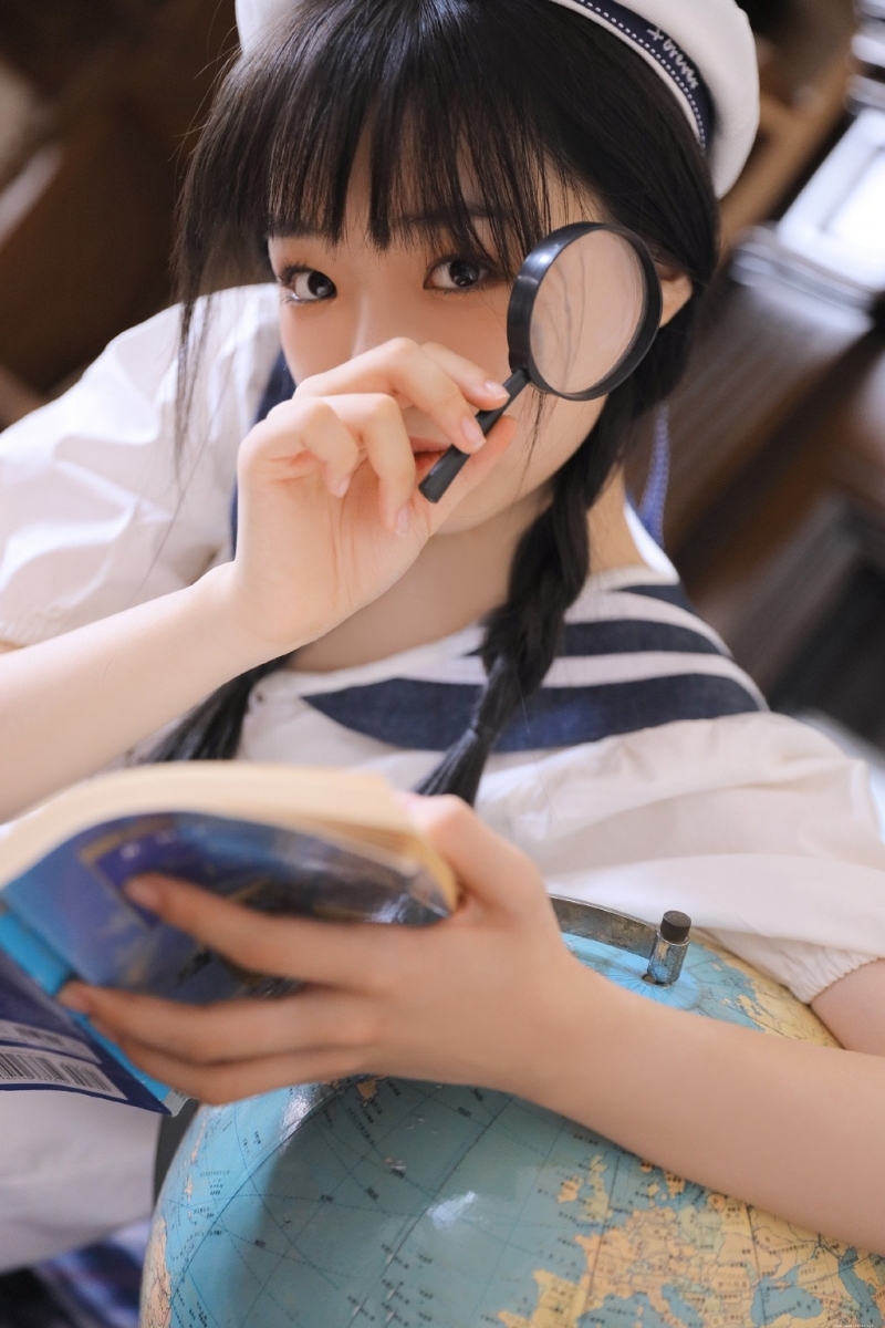 麻花辫学生妹海军制服居家写真