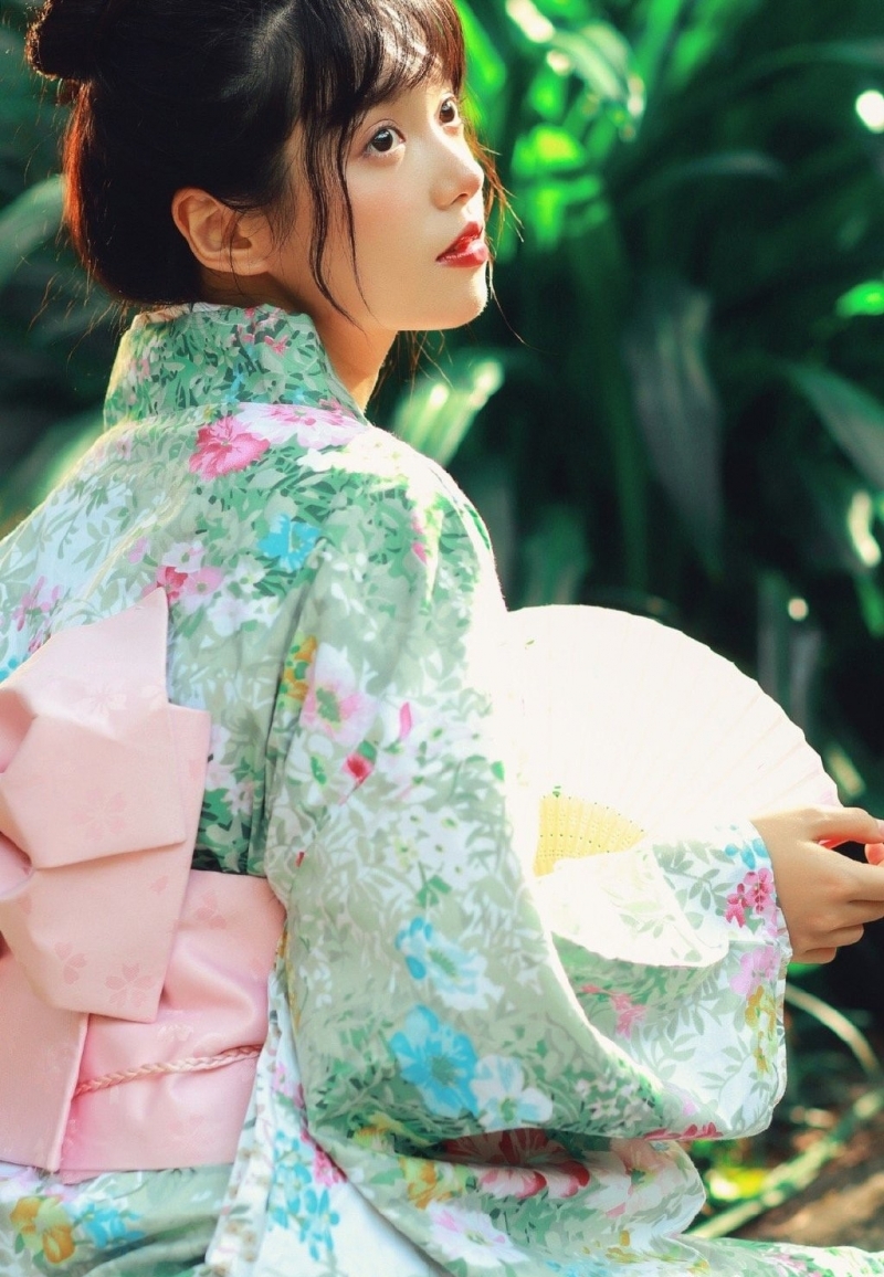 漂亮和服美女红唇雪肤户外写真