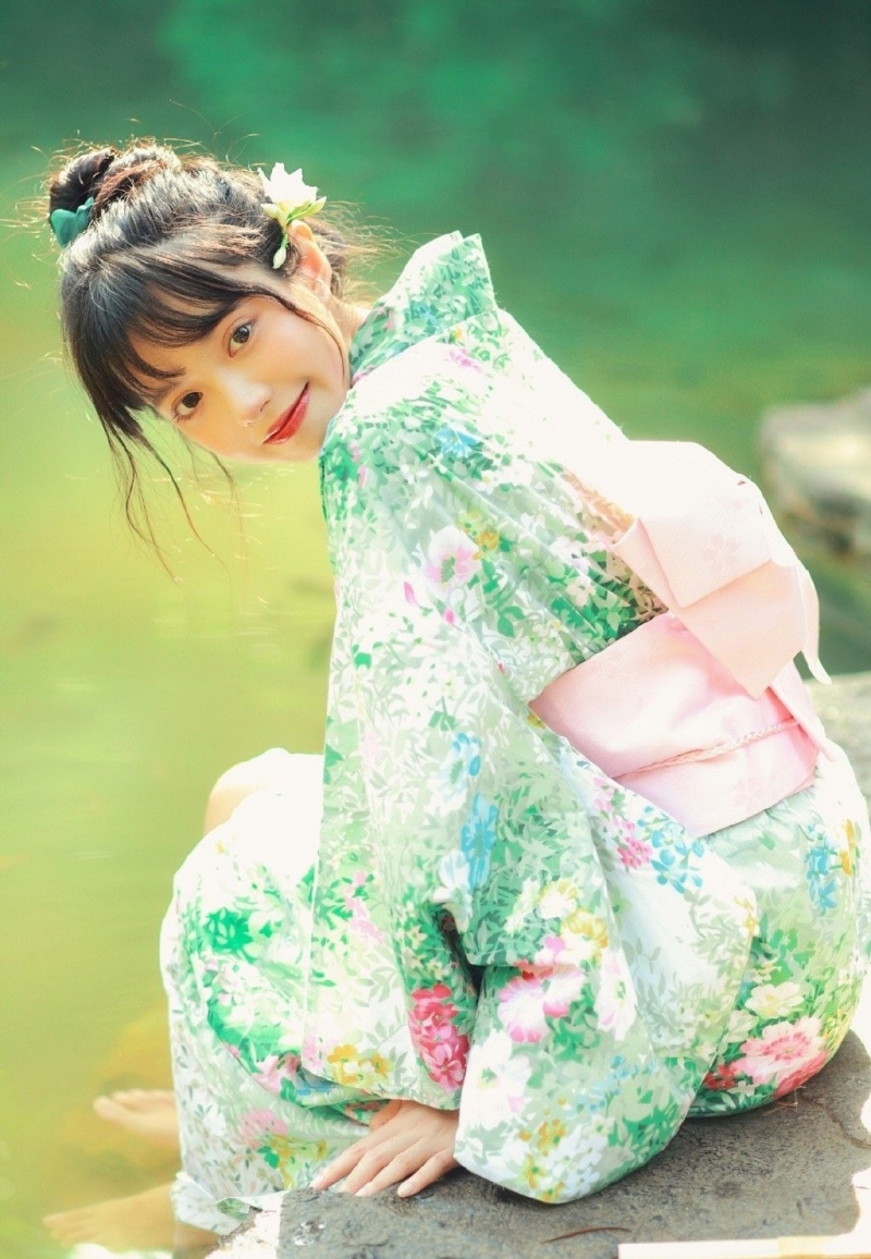 漂亮和服美女红唇雪肤户外写真