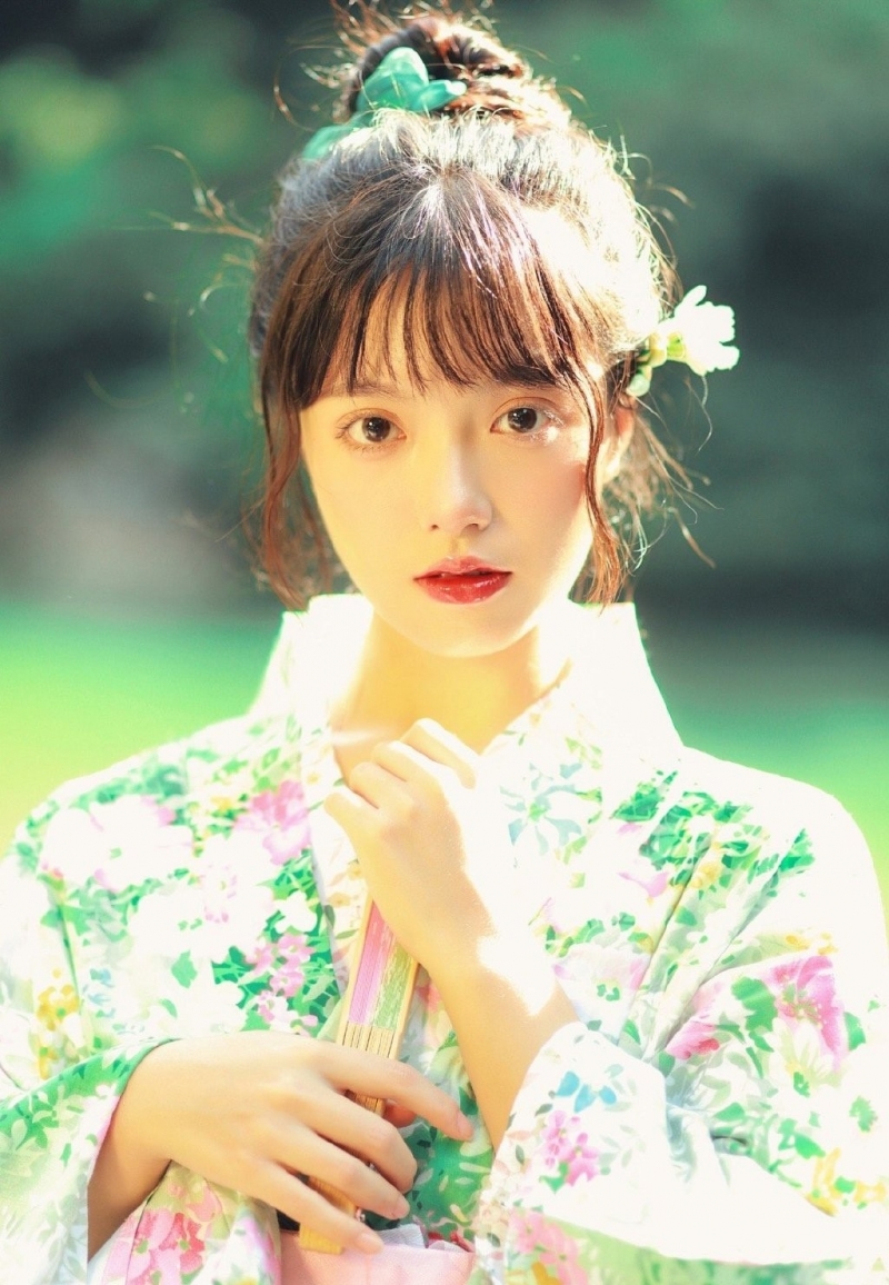 漂亮和服美女红唇雪肤户外写真