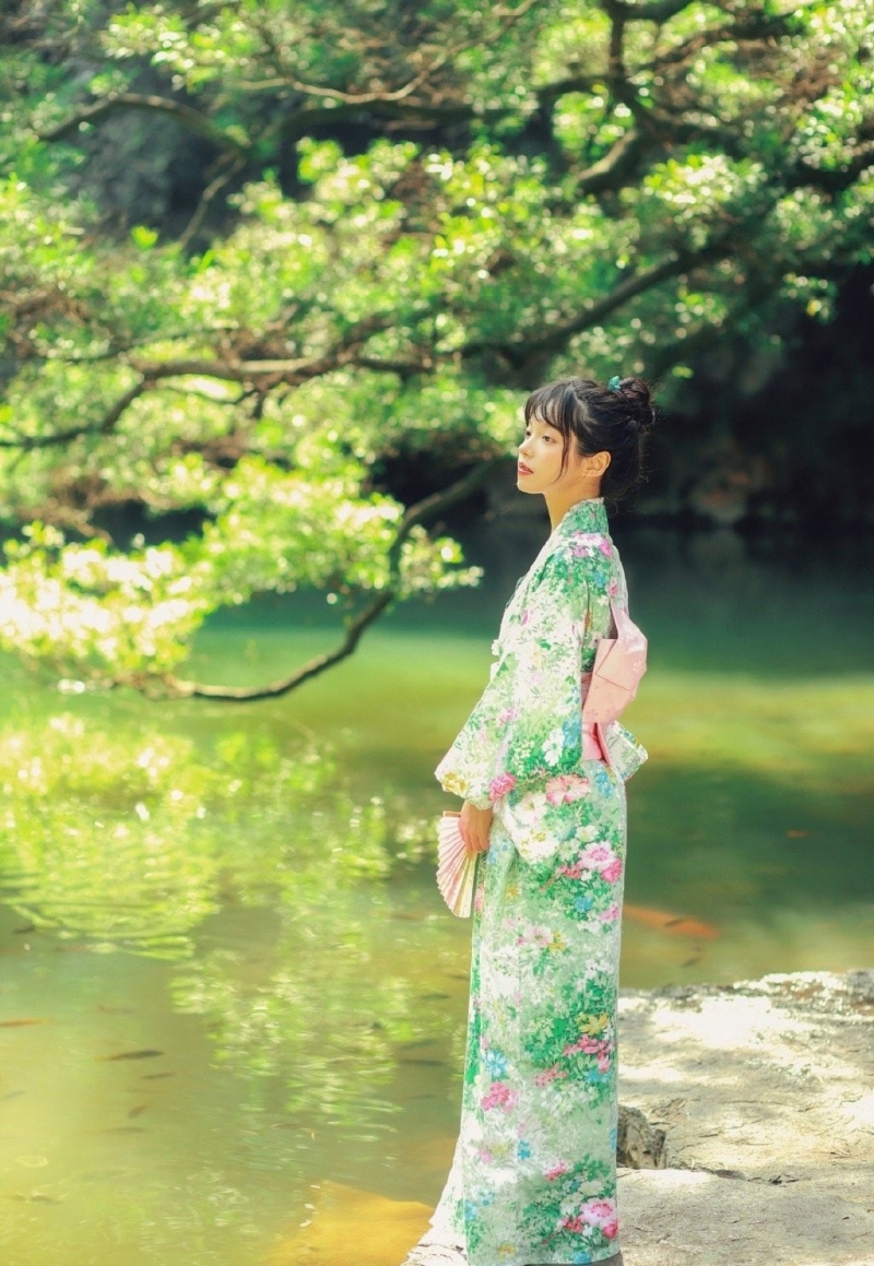 漂亮和服美女红唇雪肤户外写真