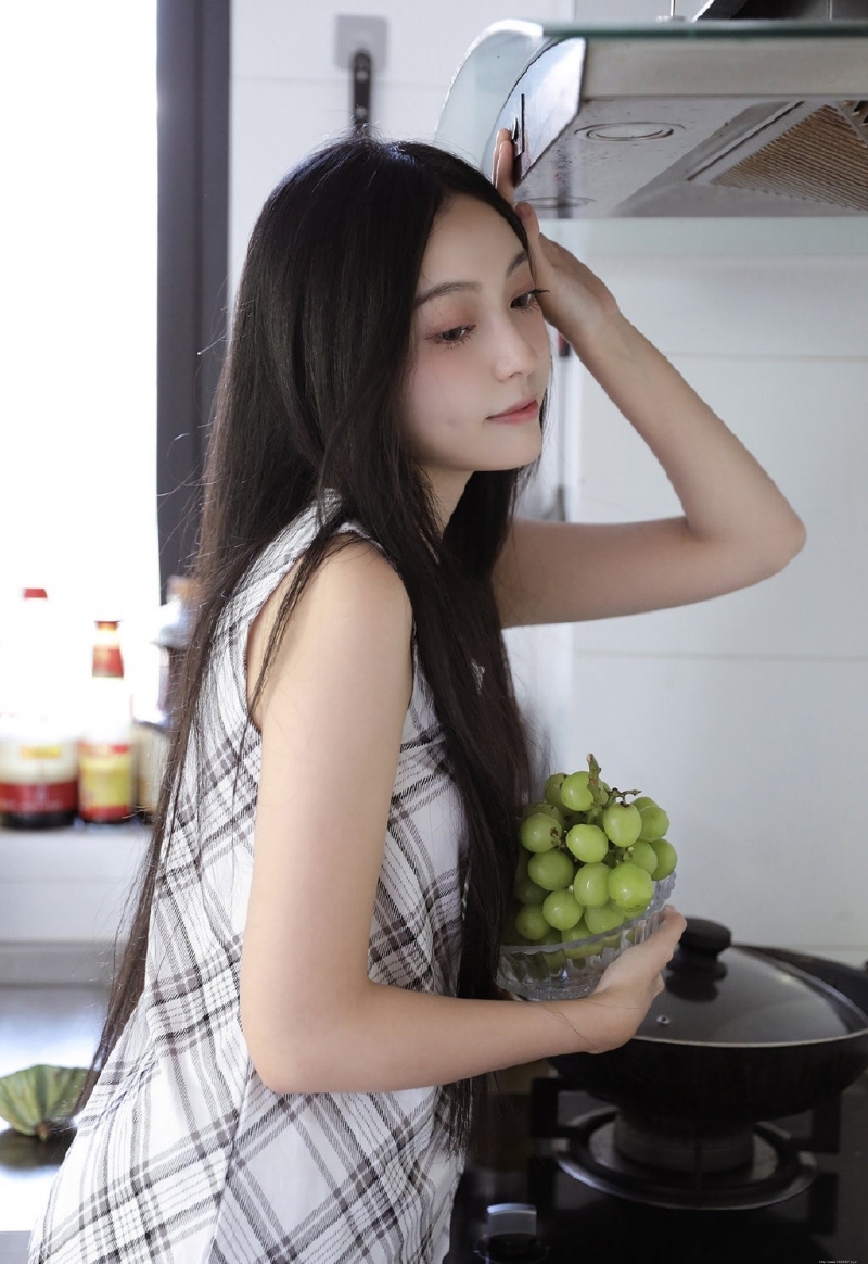 长发及腰美女漂亮脸蛋私房写真