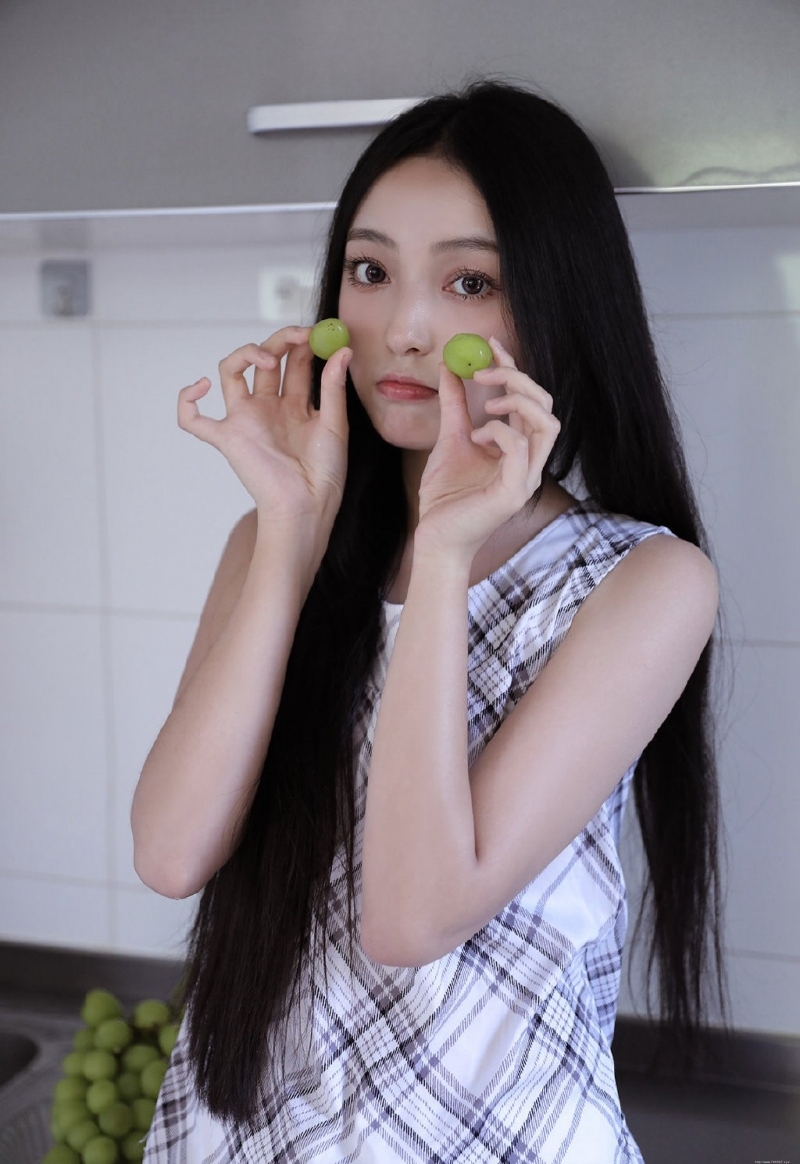 长发及腰美女漂亮脸蛋私房写真