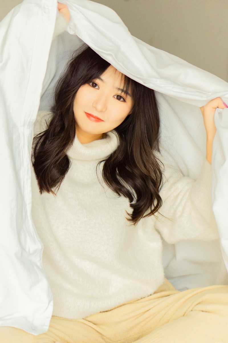 卷发美女白色毛衣清新脱俗写真