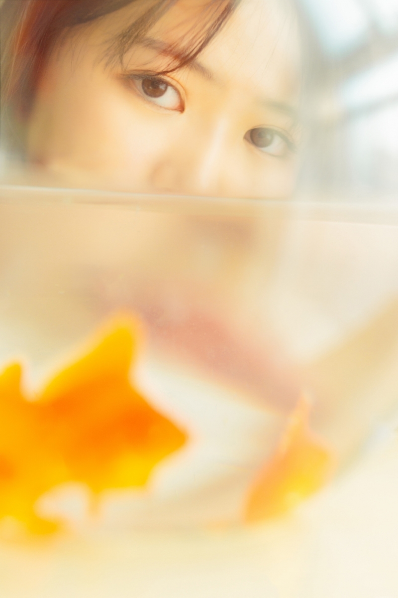 卷发美女白色毛衣清新脱俗写真