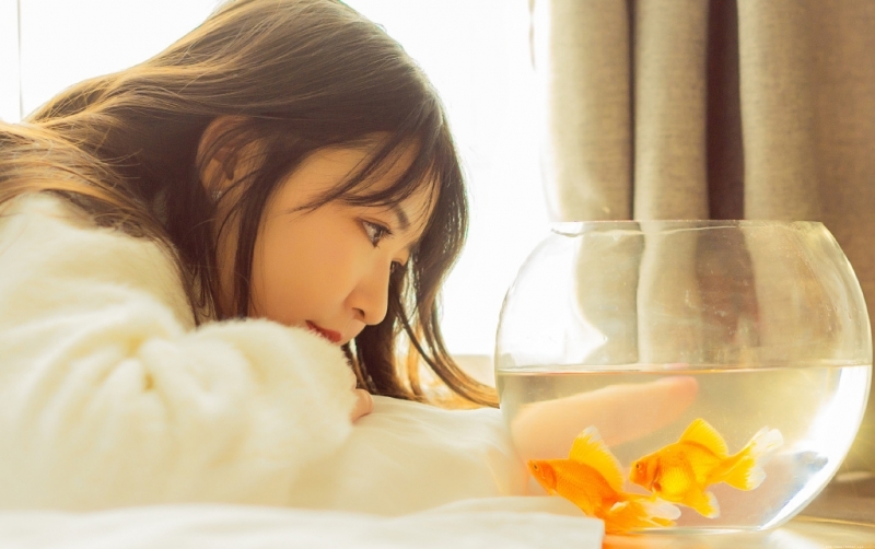 卷发美女白色毛衣清新脱俗写真