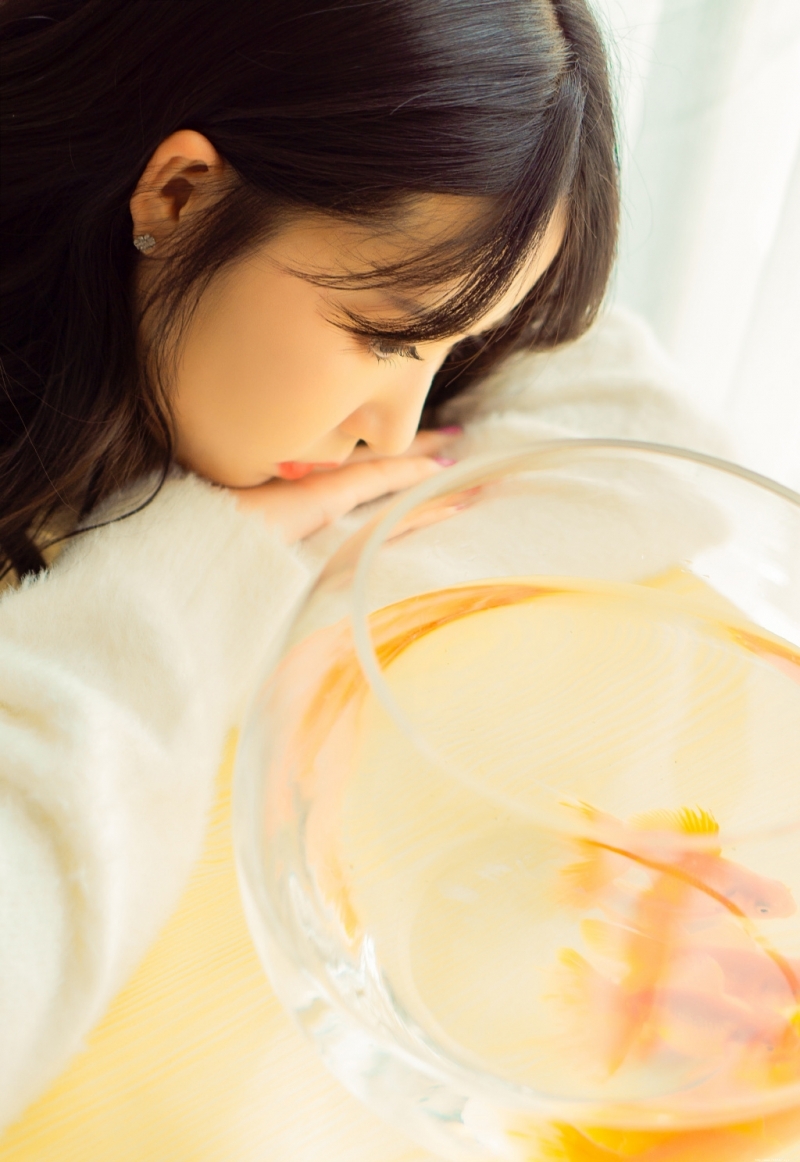 卷发美女白色毛衣清新脱俗写真