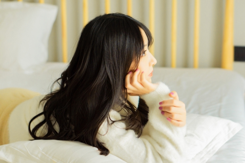 卷发美女白色毛衣清新脱俗写真