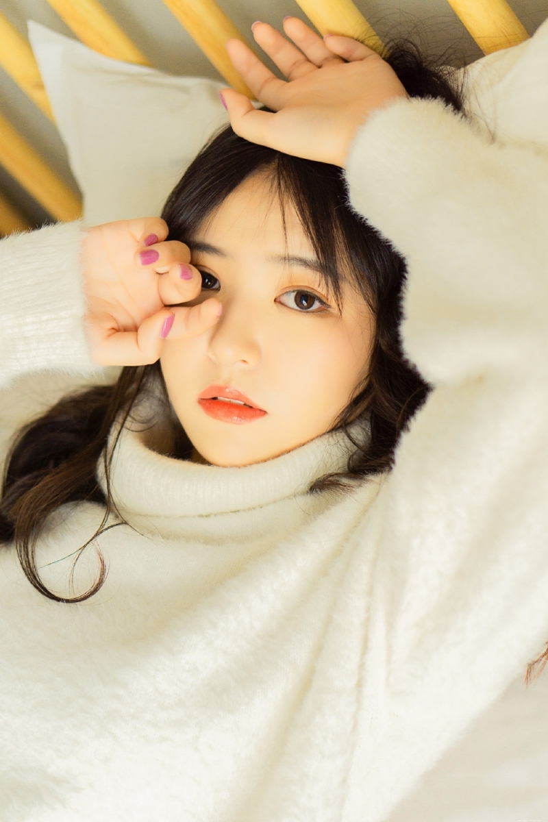 卷发美女白色毛衣清新脱俗写真