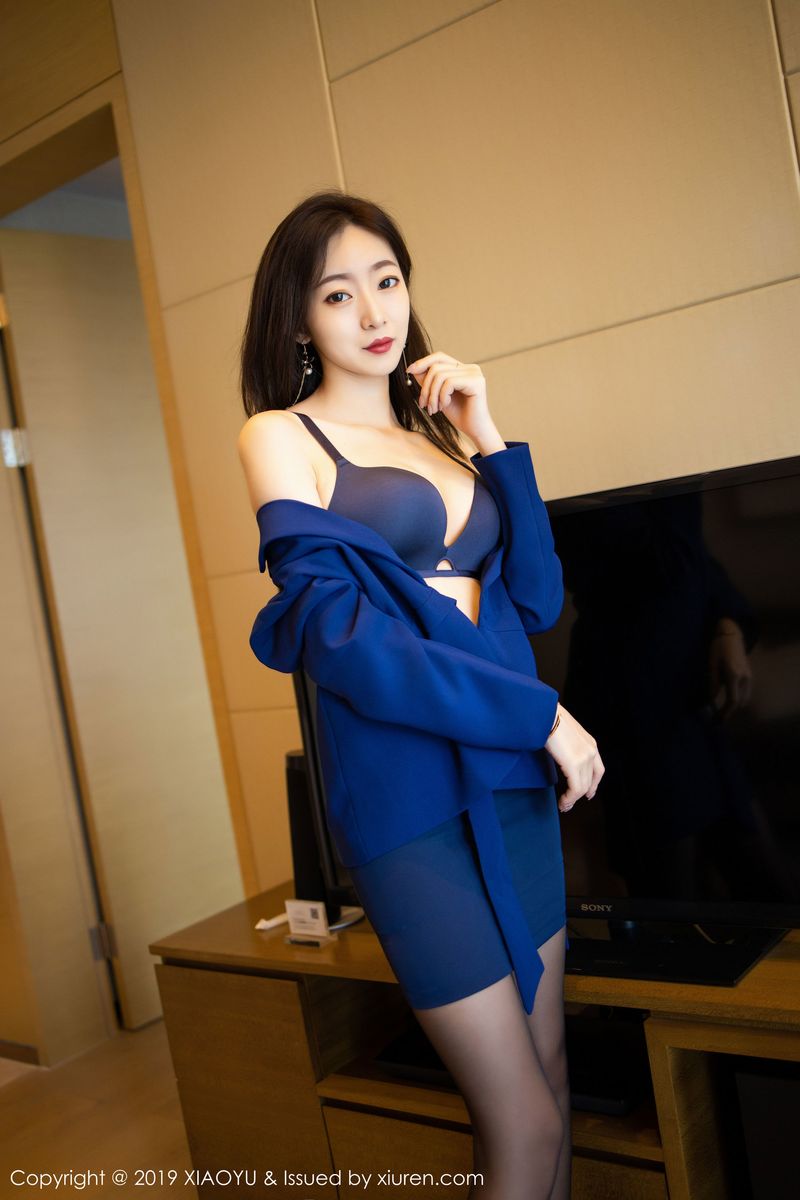 [XIAOYU语画界] 新人模特安琪Yee黑丝美腿职场OL系列性感写真 Vol.203