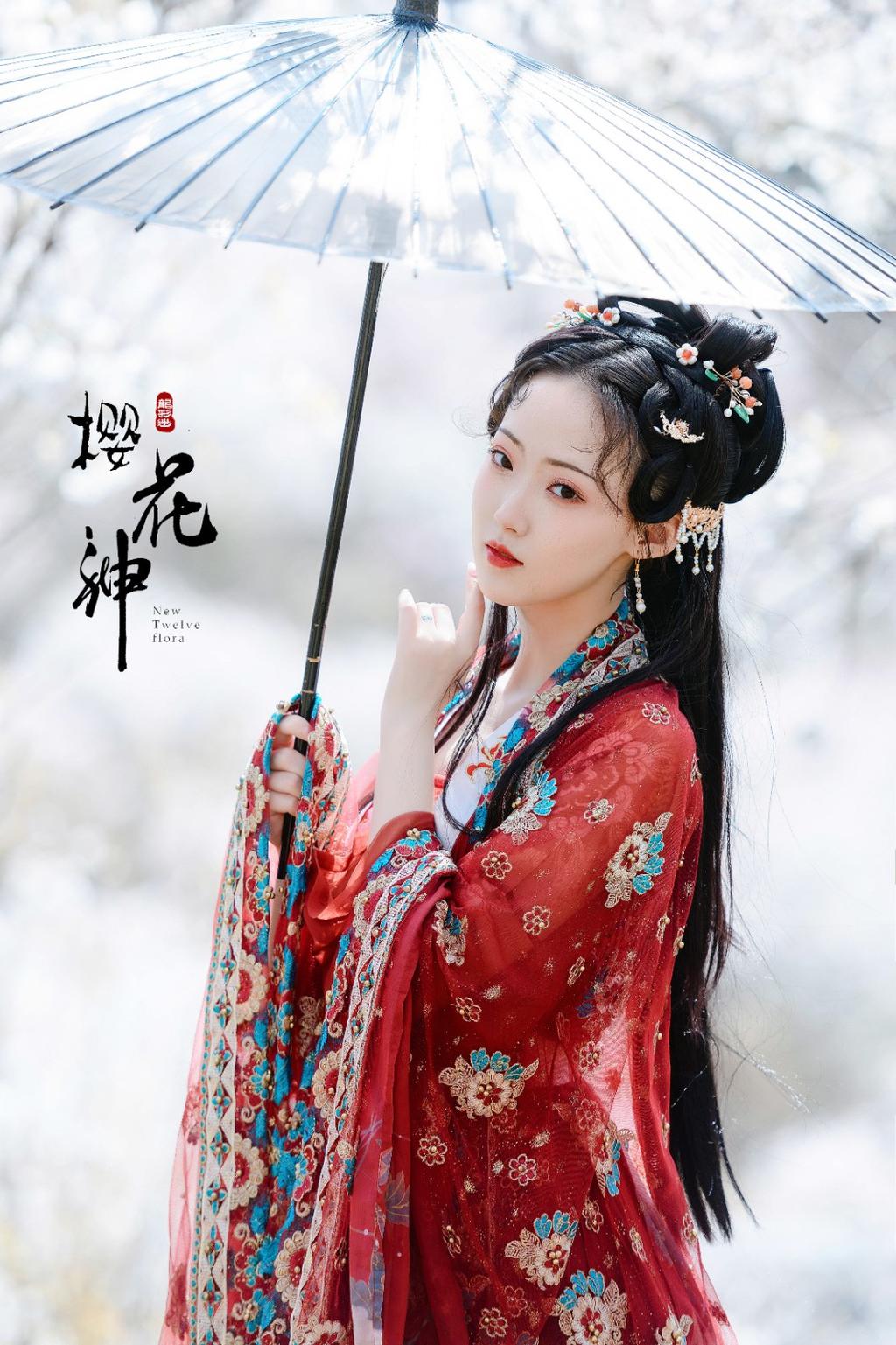 红妆素裹汉服美女手撑油伞美图