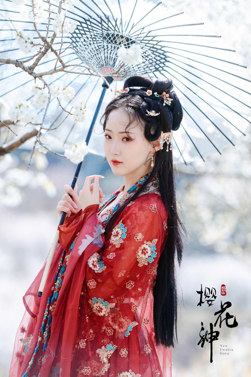 红妆素裹汉服美女手撑油伞美图