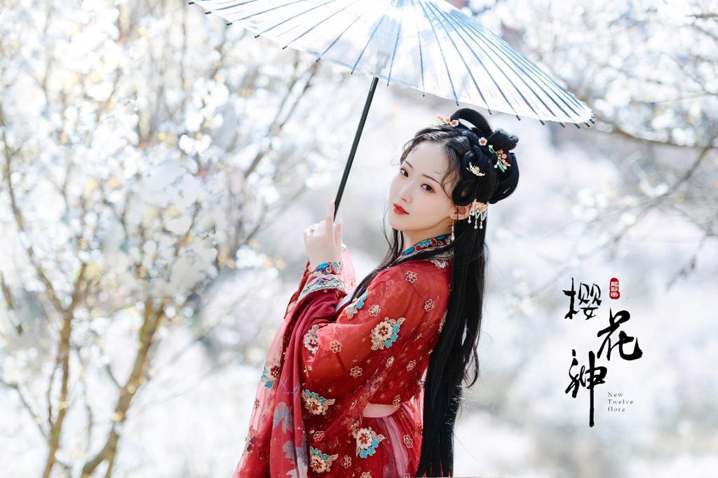 红妆素裹汉服美女手撑油伞美图