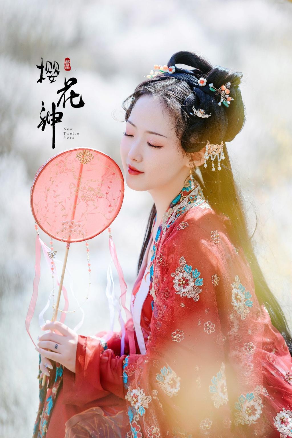 红妆素裹汉服美女手撑油伞美图