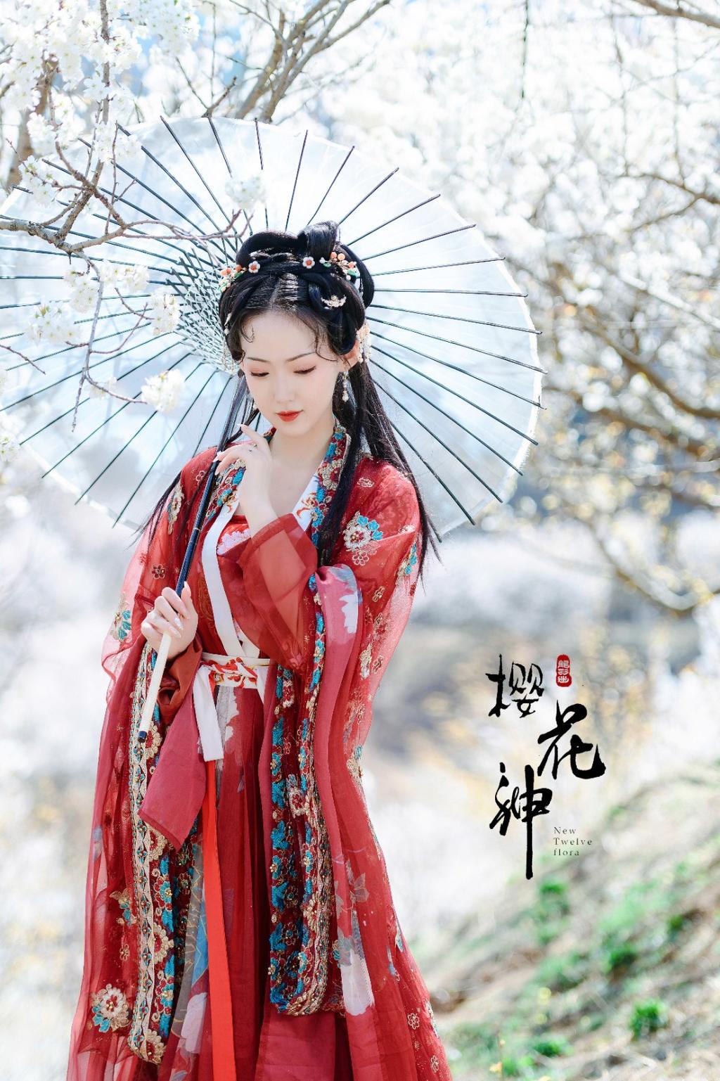 红妆素裹汉服美女手撑油伞美图