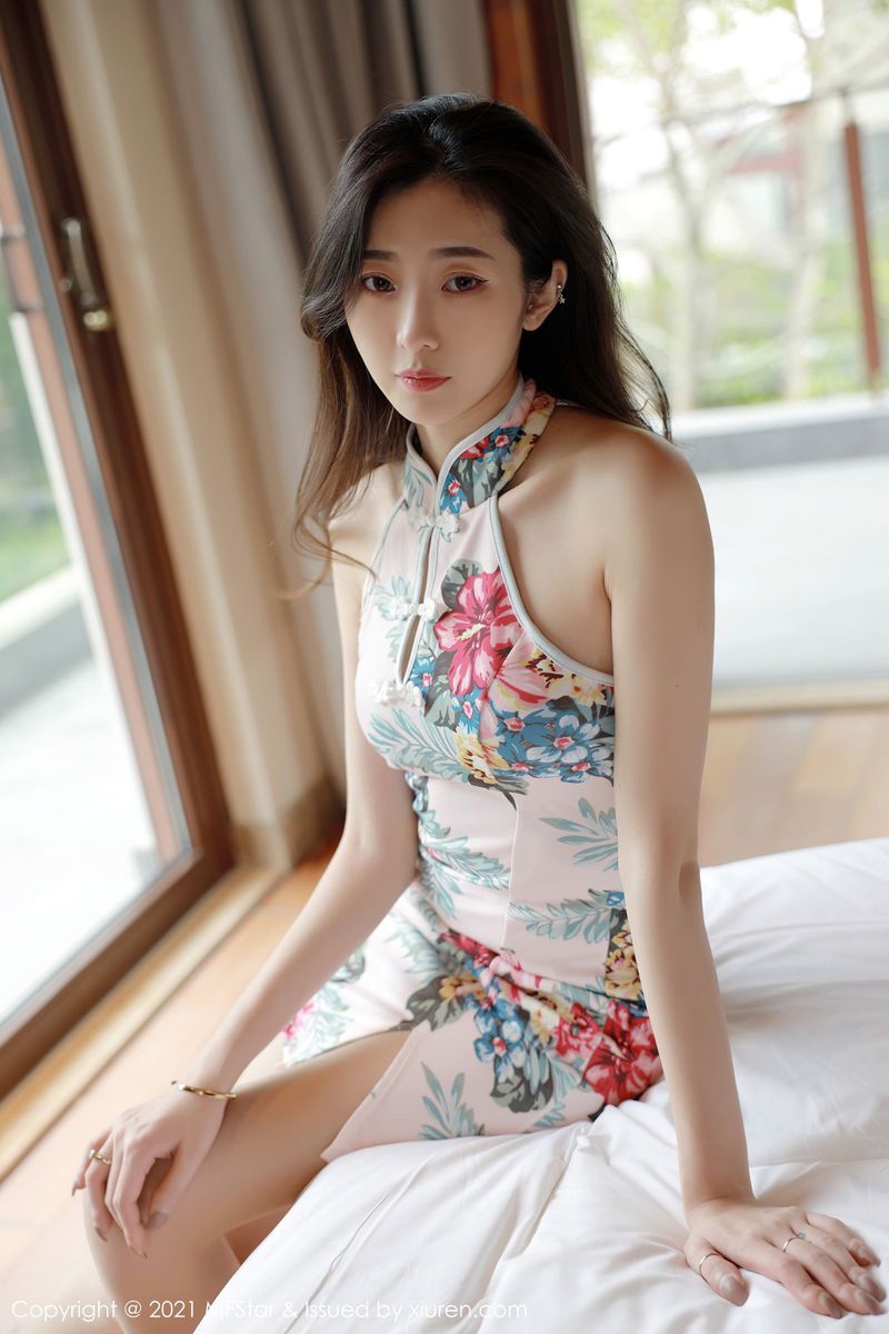 [MFStar模范学院] 美女模特安琪Yee丝袜美腿&典雅旗袍三亚旅拍 VOL.431