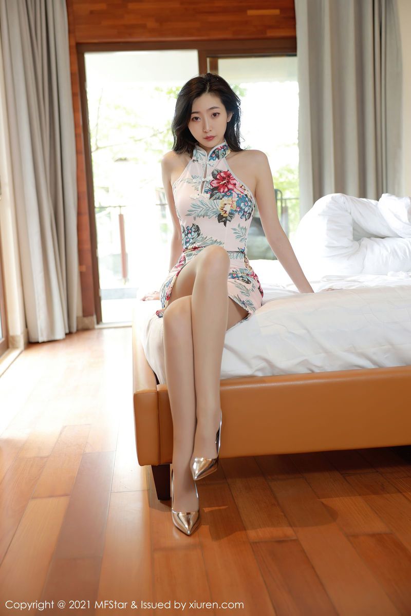 [MFStar模范学院] 美女模特安琪Yee丝袜美腿&典雅旗袍三亚旅拍 VOL.431