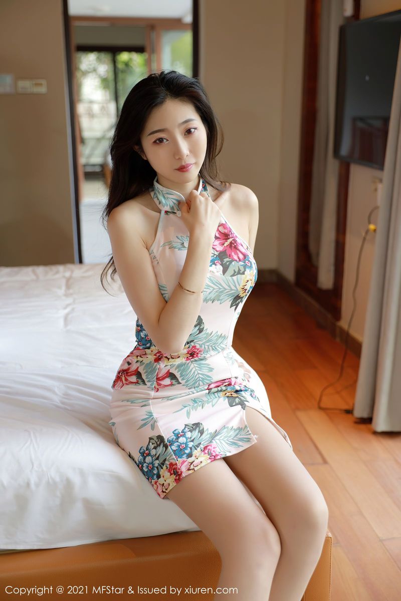 [MFStar模范学院] 美女模特安琪Yee丝袜美腿&典雅旗袍三亚旅拍 VOL.431