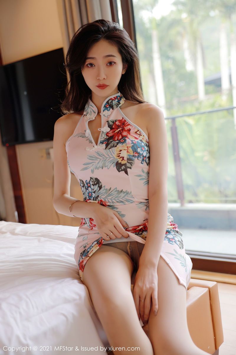 [MFStar模范学院] 美女模特安琪Yee丝袜美腿&典雅旗袍三亚旅拍 VOL.431