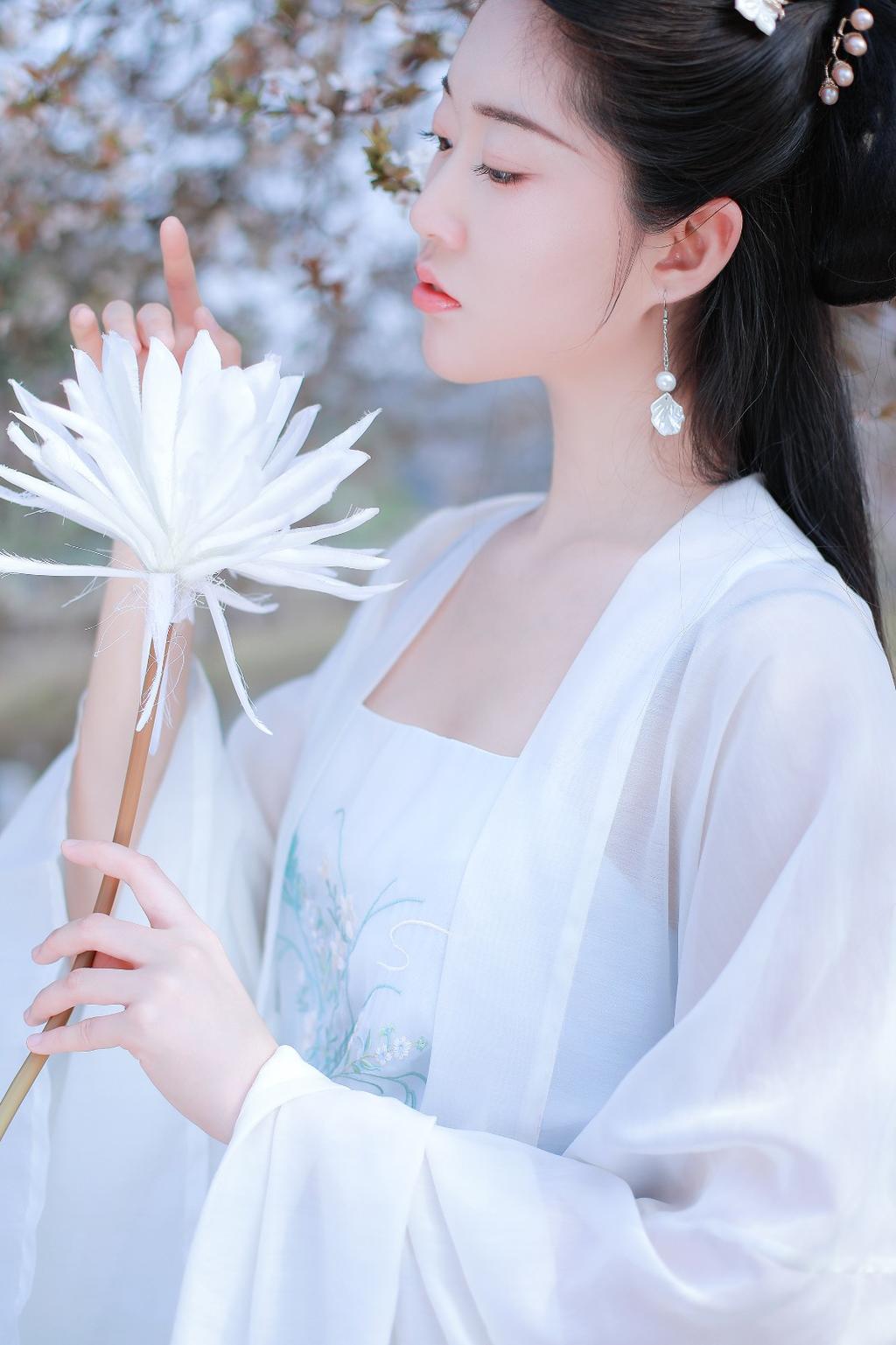 白衣古装美女清新脱俗古风摄影