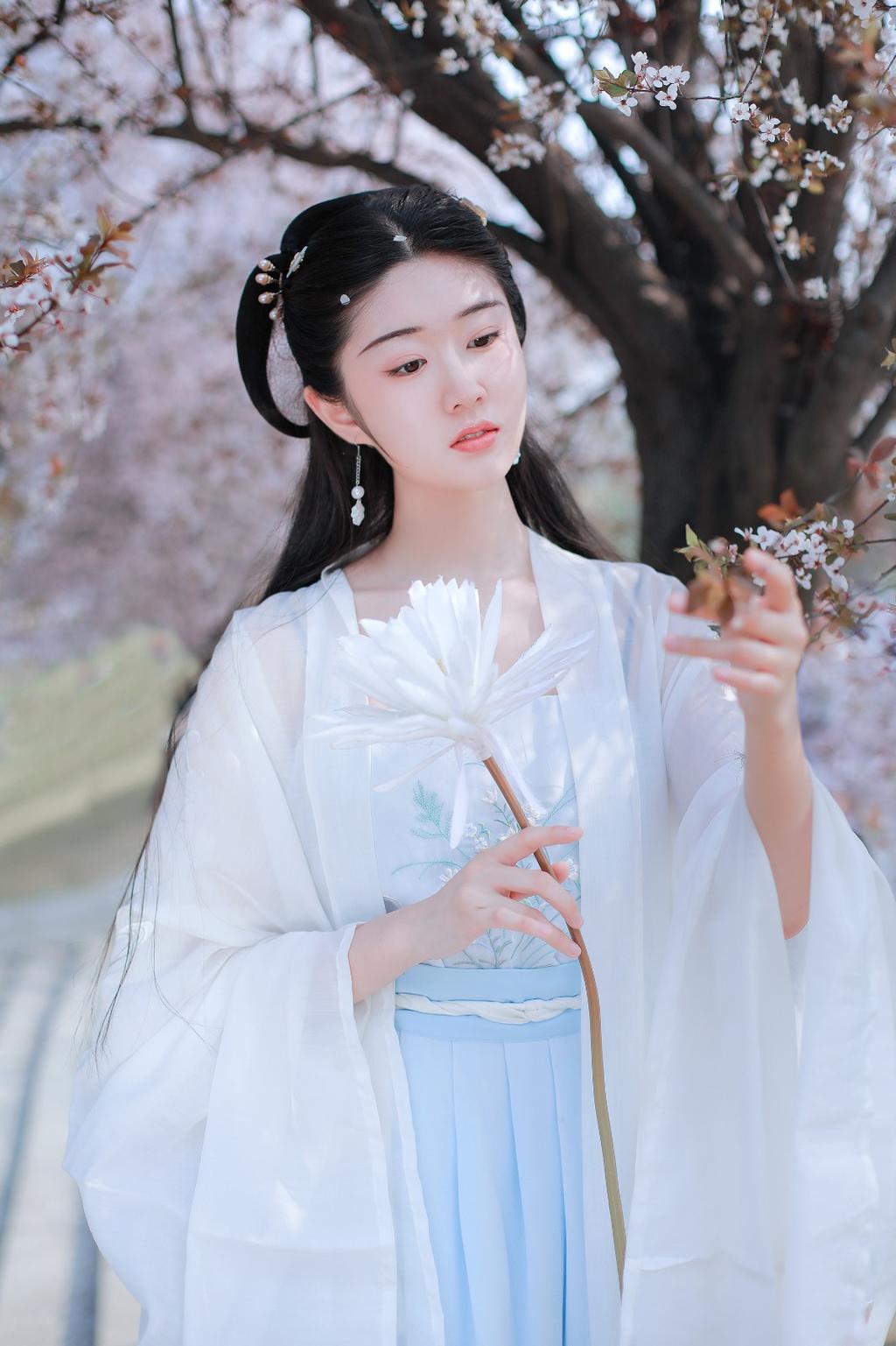 白衣古装美女清新脱俗古风摄影