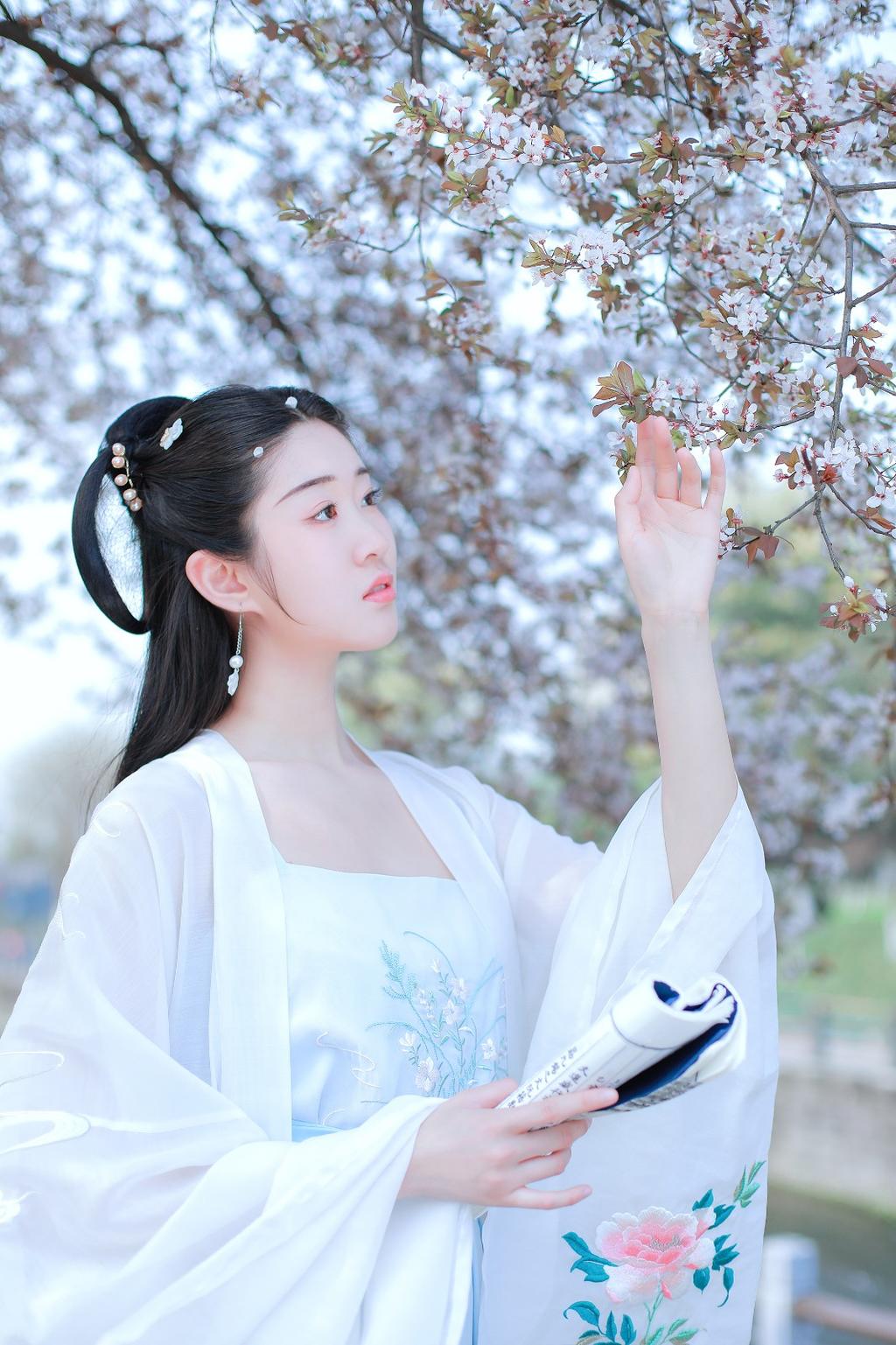 白衣古装美女清新脱俗古风摄影