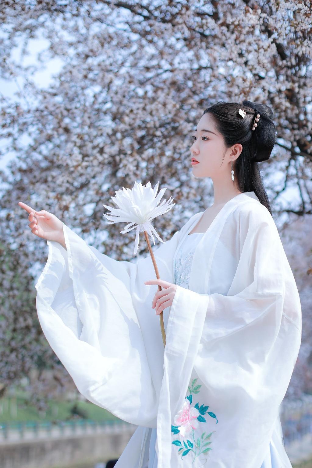 白衣古装美女清新脱俗古风摄影